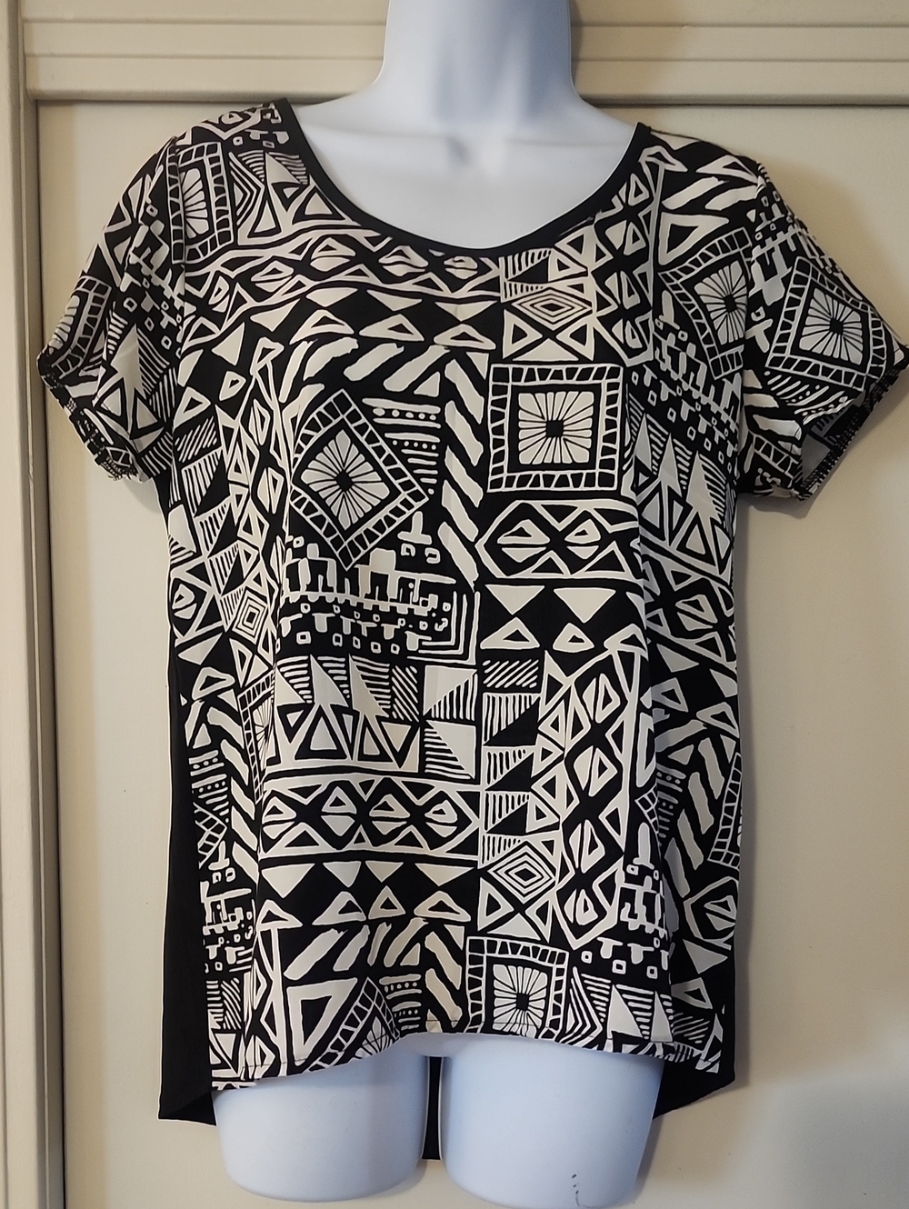 Romeo & Juliet Couture Black and White Geometric Short Sleeve Top